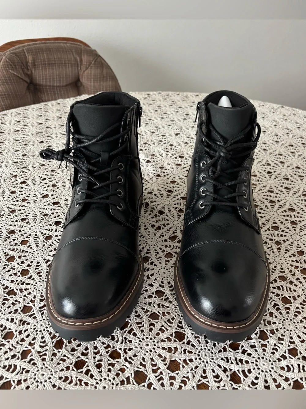 Men’s NWT 13M medium zip side lace front ortholite combat style boot. Black